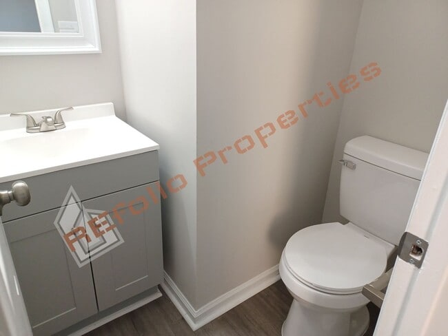 Building Photo - Carpetless 2 BD 1.5 Bath 2 Story Quadplex ...