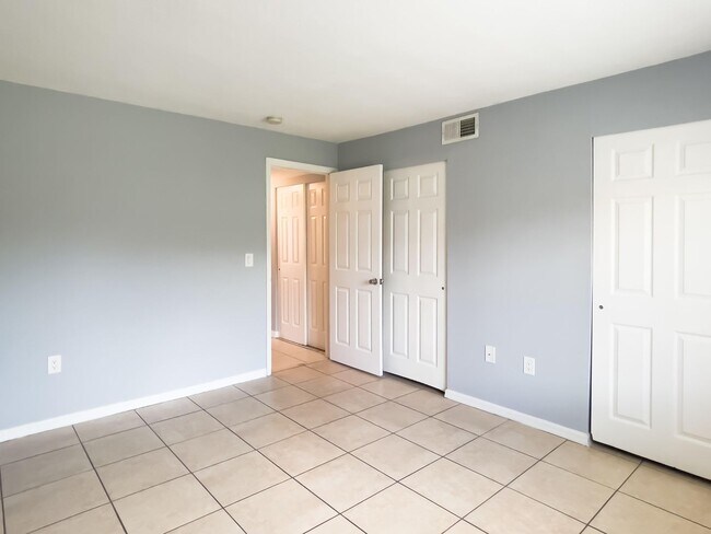 Building Photo - Affordable 2 Bedroom Condo - Water Utility Included