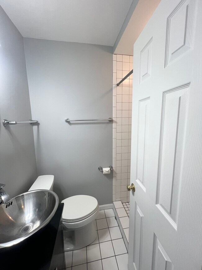 Building Photo - 3410 N Lake Shore Dr