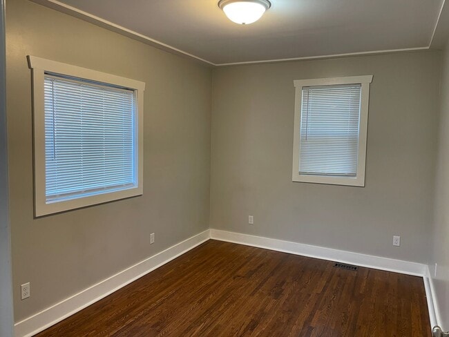 Building Photo - Lovely 4 Bedroom John Ball Park
