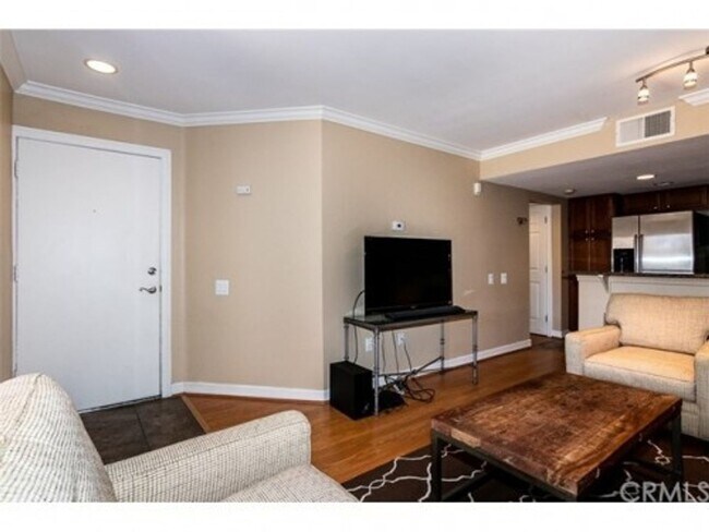 Building Photo - RB 1 Br 1 Bath Granite Kitchen Luxury Condo $2400 Avail July 1st