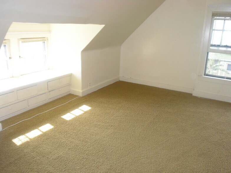 Building Photo - 3125 N Hackett Ave