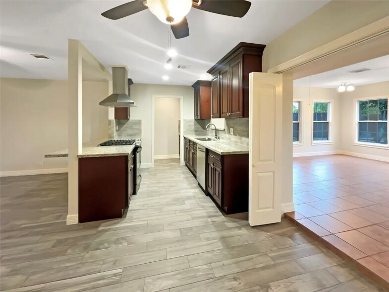 Building Photo - 12107 Pompton Dr