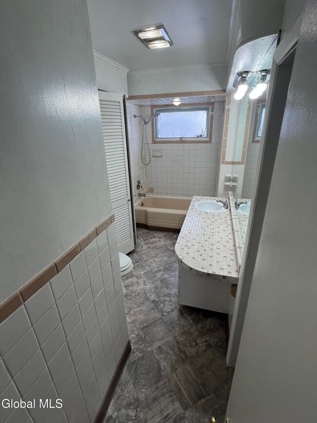 Building Photo - 214 Market St