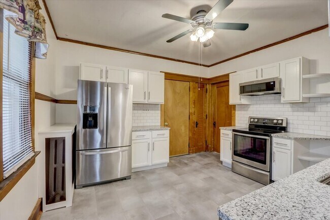 Primary Photo - 2381 S Woodward St