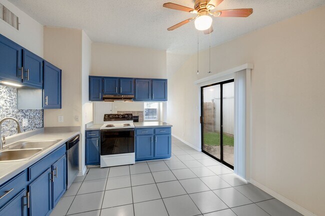 Building Photo - Cute 3 bed 2 bath!