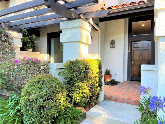 Building Photo - 1450 Palisades Dr