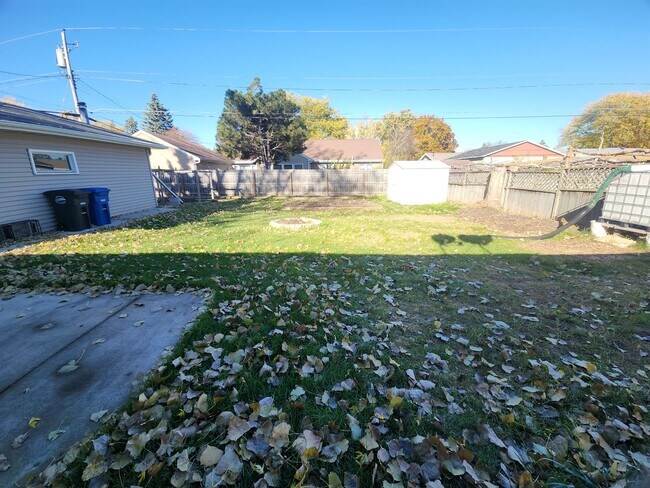 Building Photo - Family-Friendly 3BR Ranch with Home Office...