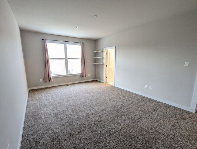 Building Photo - Gorgeous 3 level home in Tuscarora Creek ready for you mid July!