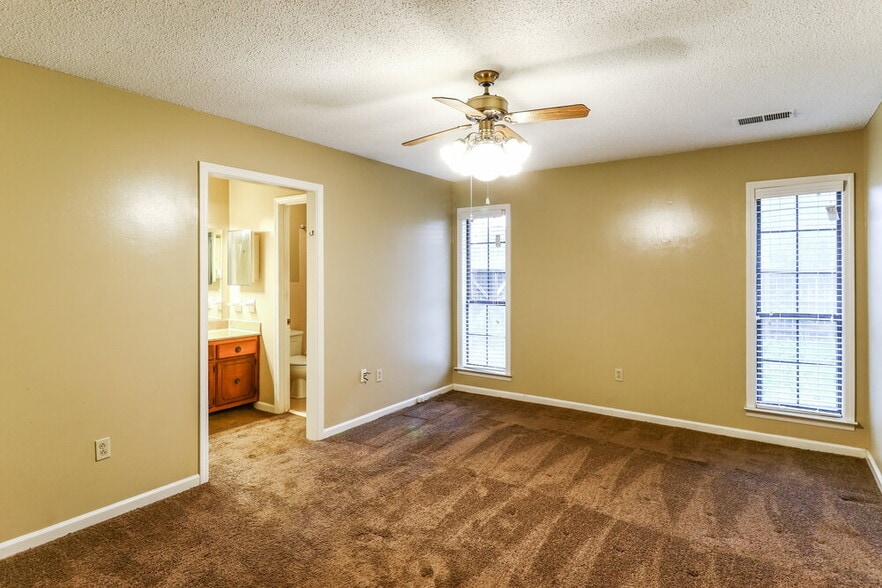 Building Photo - 928 Pheasant Hollow Dr