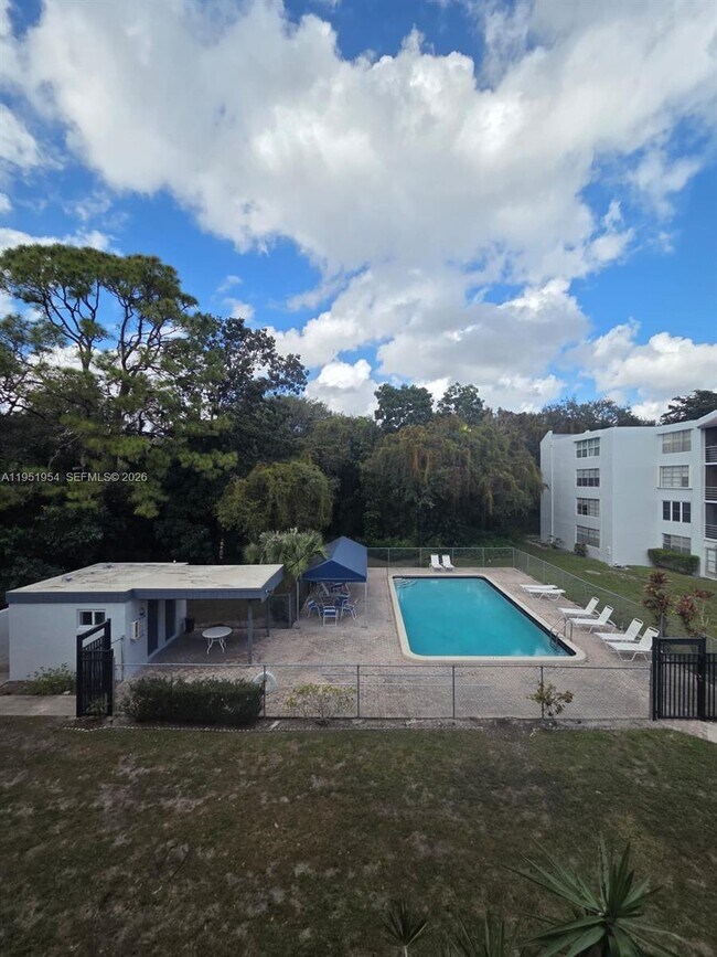 Building Photo - 9450 Live Oak Pl