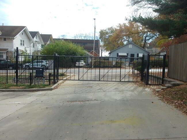 Building Photo - 909 W 41st Pl