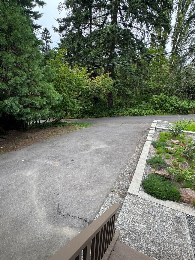 Building Photo - Quiet, N.Seattle neighborhood - duplex