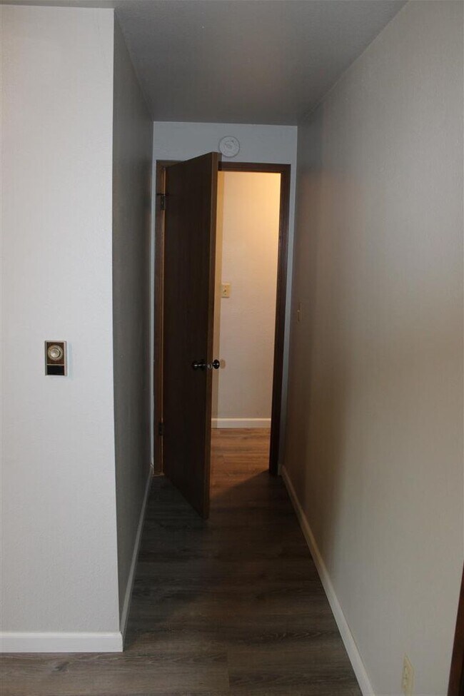 Building Photo - 2 Bedroom, 1 Bathroom Duplex!!!!