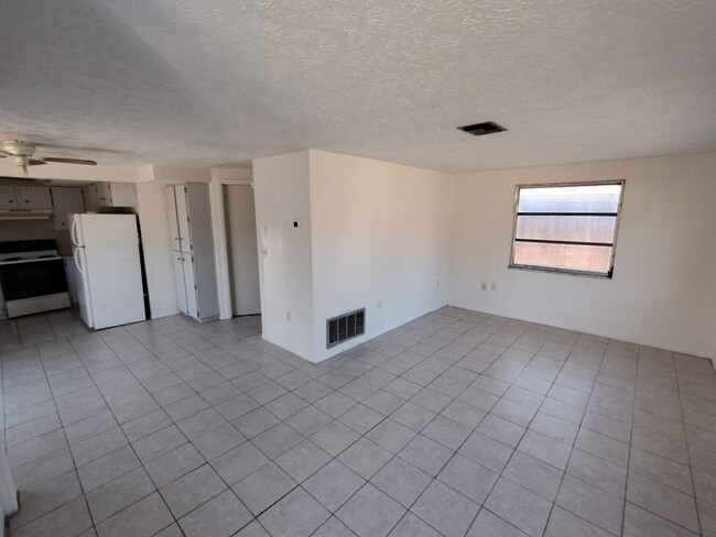 Building Photo - COMING SOON! 1/1 Apartment Close to Downto...