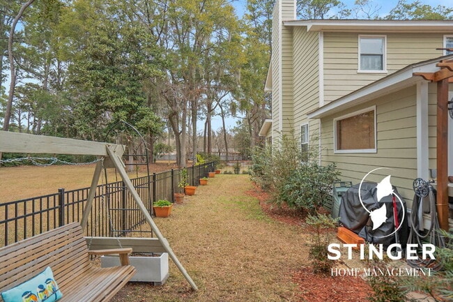 Building Photo - 1808 Lenora Dr