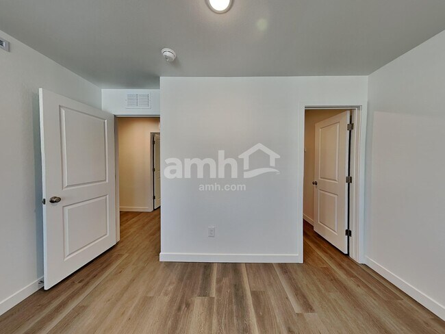 Building Photo - 9728 W Parkway Dr