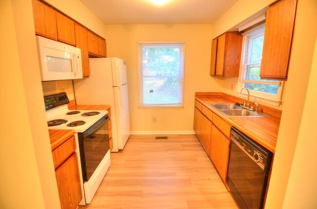 Building Photo - Walk to Downtown Carrboro From This End Unit Townhome!