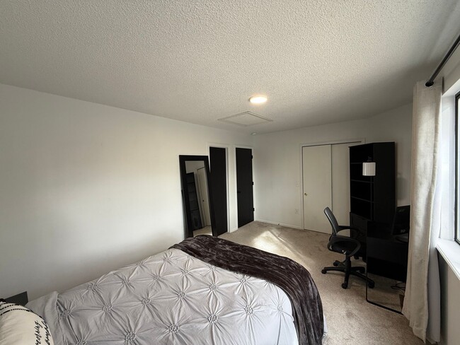 Building Photo - Welcome home to this beautifully updated townhome in the highly desirable Chesapeake Bay community!