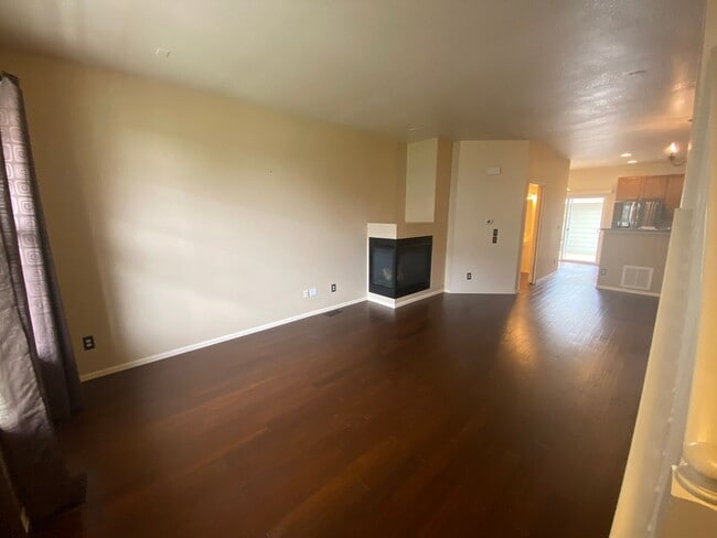 Building Photo - Beautiful 2 Bedroom 2 1/2 Bath Townhome in...