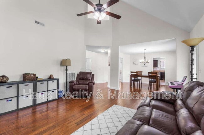 Building Photo - 752 Cavalier Dr