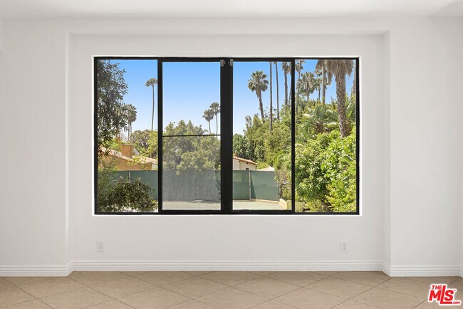 Building Photo - 1121 La Collina Dr