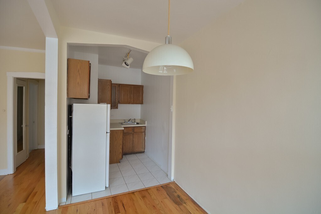 Building Photo - 516 W Melrose St