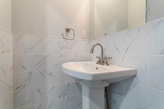 Building Photo - Recently renovated home in South West Phil...