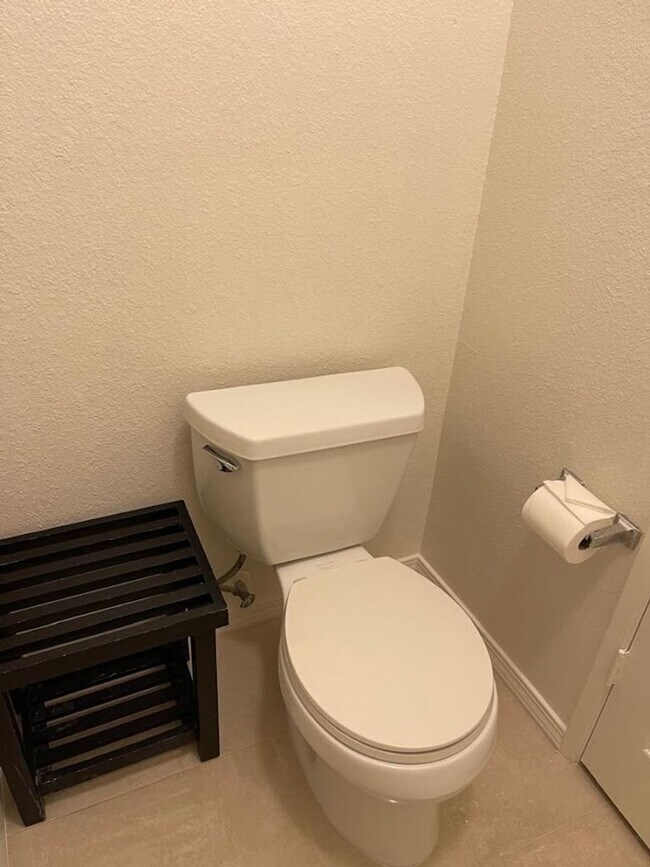 Building Photo - Furnished Tri-Level Townhome | 3BR/3BA | P...