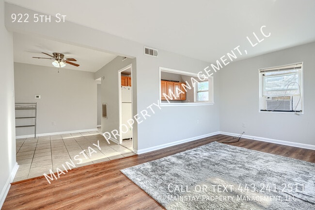 Building Photo - 922 5th St