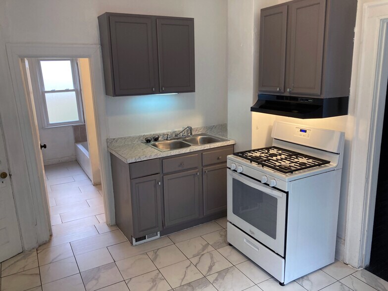 Kitchen Sink & Range - 12087 Saint Aubin St