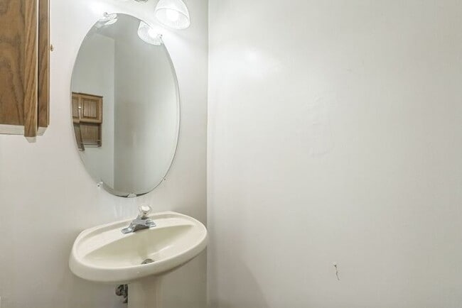 Building Photo - 45808 Meadowlark Dr