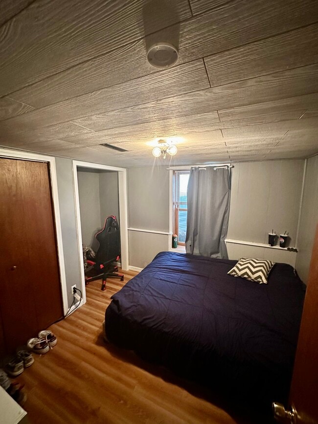 Building Photo - 2437 Vaughn Dr