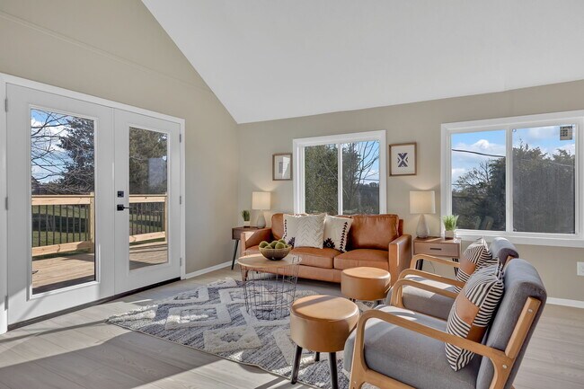 Building Photo - 916 Starling Dr