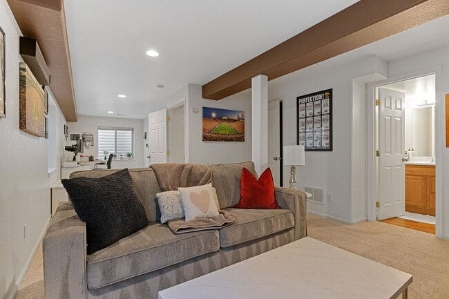 Building Photo - Updated 3bed/3bath with Finished Basement