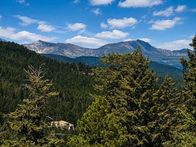 Building Photo - Beautiful mountain home
