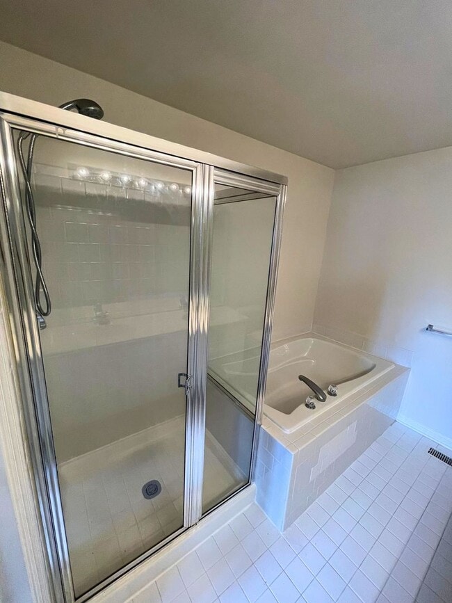 Building Photo - Beautiful 2BR, 2.5BA Townhouse Style Condo Near Old Town Alexandria