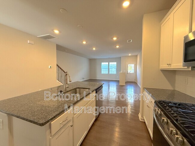 Building Photo - 15708 Country House St