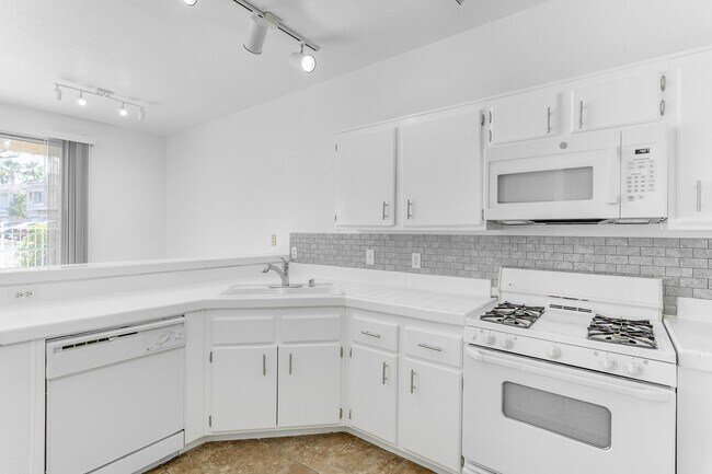 Building Photo - Exceptional 2 Bedroom in Desirable Location & Stunning Amenities