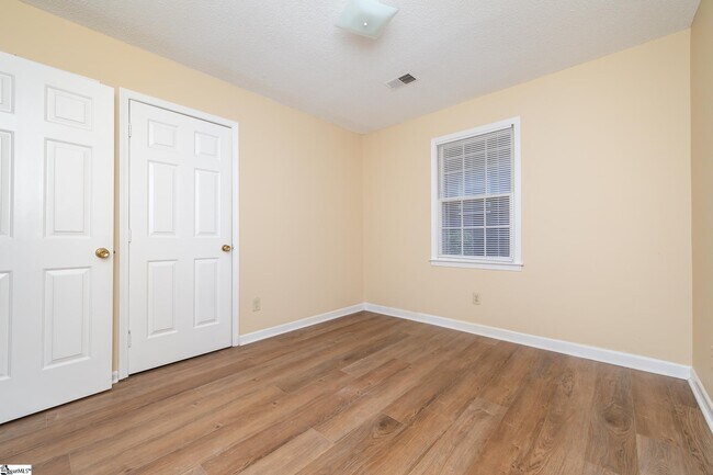 Building Photo - 14 Oakwood Dr