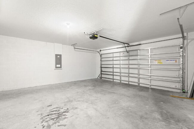 Building Photo - "Spacious 4-Bedroom Retreat with 3 Full Baths - 2260 Sq Ft of Comfort in Parrish, FL!"