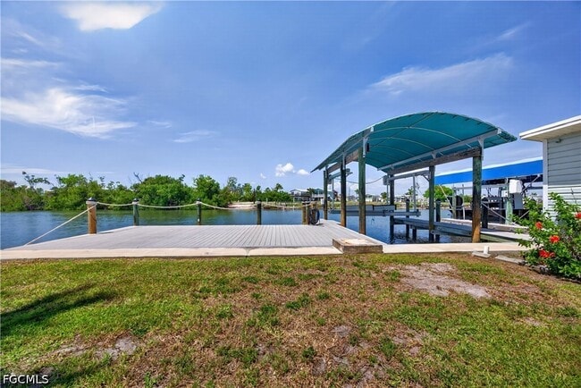 Building Photo - 3864 Royal Palm Dr