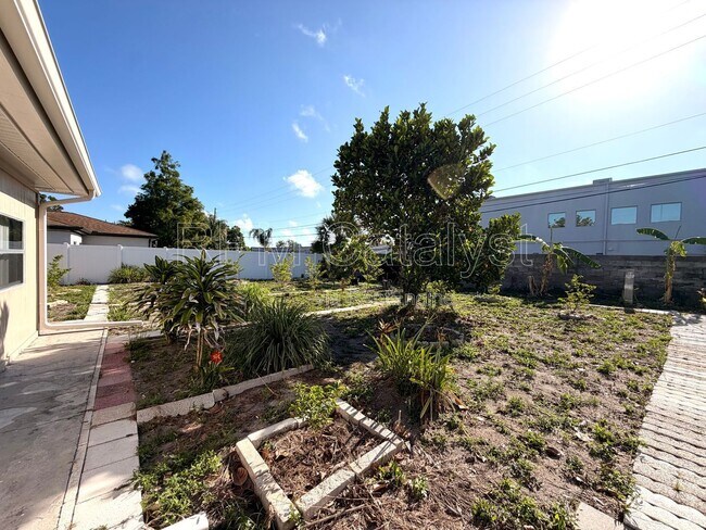 Building Photo - 1801 E Orangeside Rd