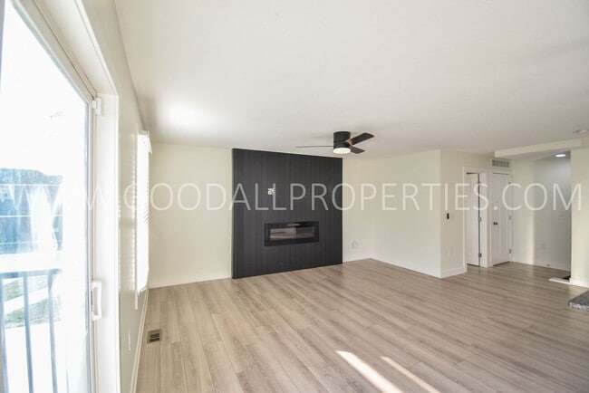 Building Photo - 2 Bedroom 2.5 Bath 2 car garage Townhome in Ankeny with Attached Garage