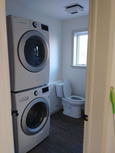 Full Bathroom 2/Laundry - 150 Franklin Rd