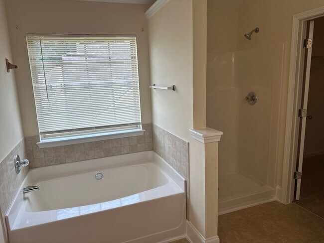 Building Photo - 4 Bedrooms, 3 Bathrooms - Home in Stockbri...