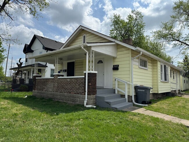 Building Photo - 2025-2027 Southeastern Ave