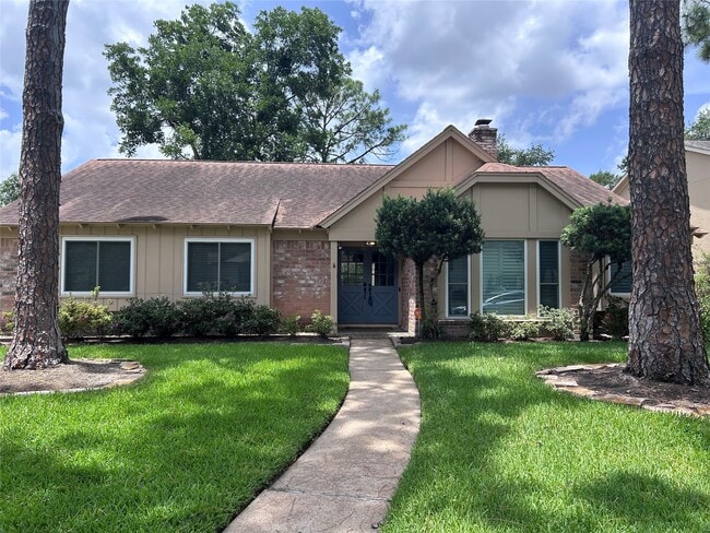Building Photo - 2827 Fontana Dr