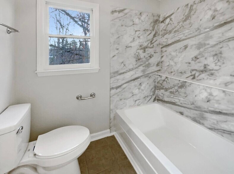 Building Photo - 2305 Whispering Pines Dr