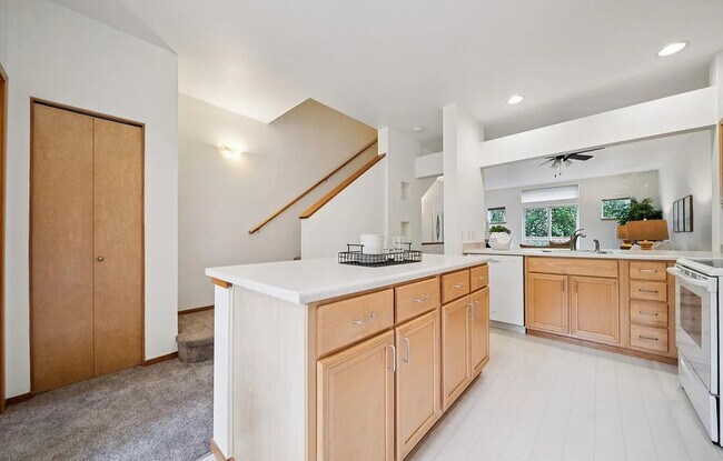 Building Photo - 775 SW Dillan Dr